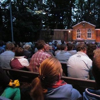 Publiek in het openluchttheater De Speulkoel