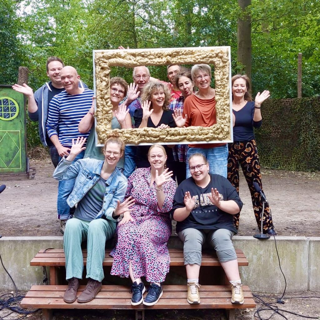 Groepsfoto van de acteurs van het Openluchttheater Borger